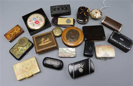 A collection of snuff boxes, a tortoiseshell purse, compacts, etc.